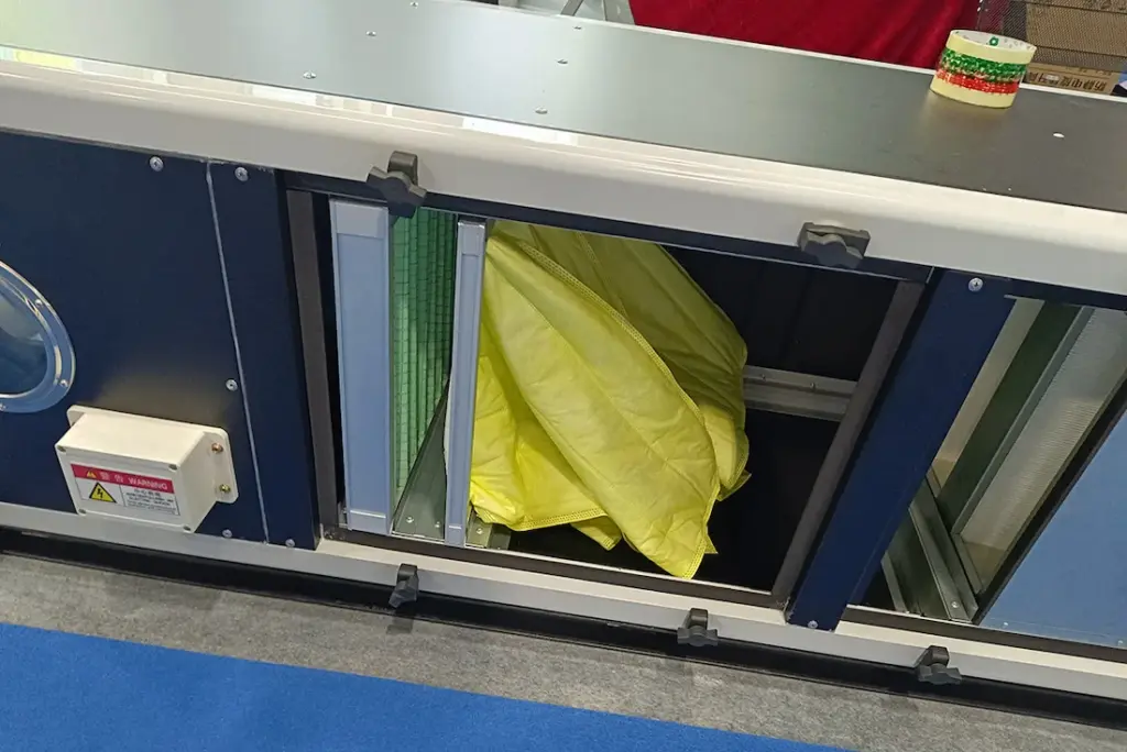 Installation of pocket filters 1